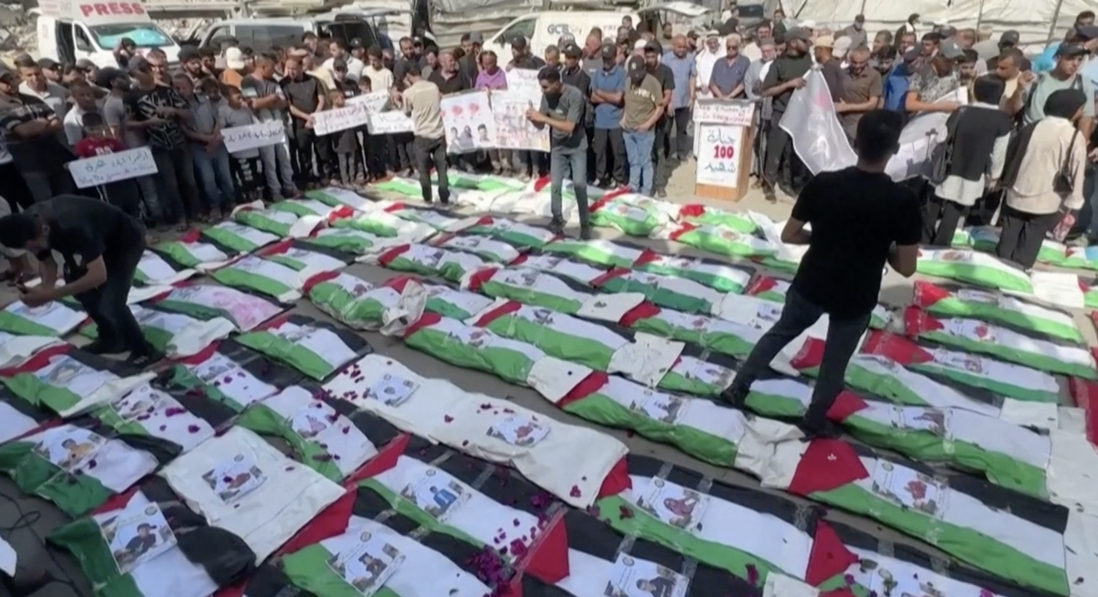 gaza funerale di massa per 100 vittime estratte fra le macerie molti sono bambini da Ilfattoquotidiano.it gaza funerale di massa per 100 vittime estratte fra le macerie molti sono bambini