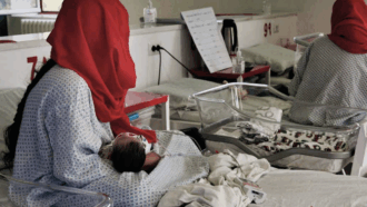 Copertina di Afghanistan, Emergency: “Negli ospedali mancano ambulanze e dottoresse. A rischio la vita di chi deve partorire”