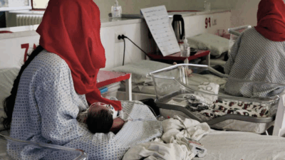 Copertina di Afghanistan, Emergency: “Negli ospedali mancano ambulanze e dottoresse. A rischio la vita di chi deve partorire”
