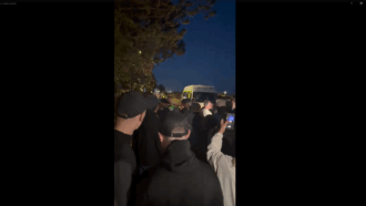 Copertina di Gran Bretagna, scontri tra manifestanti e polizia a Portsmouth: 500 persone incappucciate volevano impedire l’arrivo di 140 migranti