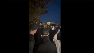 Copertina di Gran Bretagna, scontri tra manifestanti e polizia a Portsmouth: 500 persone incappucciate volevano impedire l’arrivo di 140 migranti