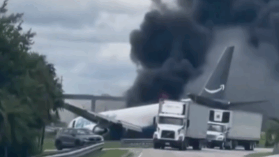Copertina di “I pompieri sono riusciti miracolosamente a estrarre vivi i piloti intrappolati nella cabina mentre i motori dell’aereo erano in fiamme”: cargo Amazon esce di pista e si schianta contro le auto, 5 morti