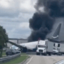 Copertina di I pompieri sono riusciti miracolosamente a estrarre vivi i piloti intrappolati nella cabina del cargo Amazon