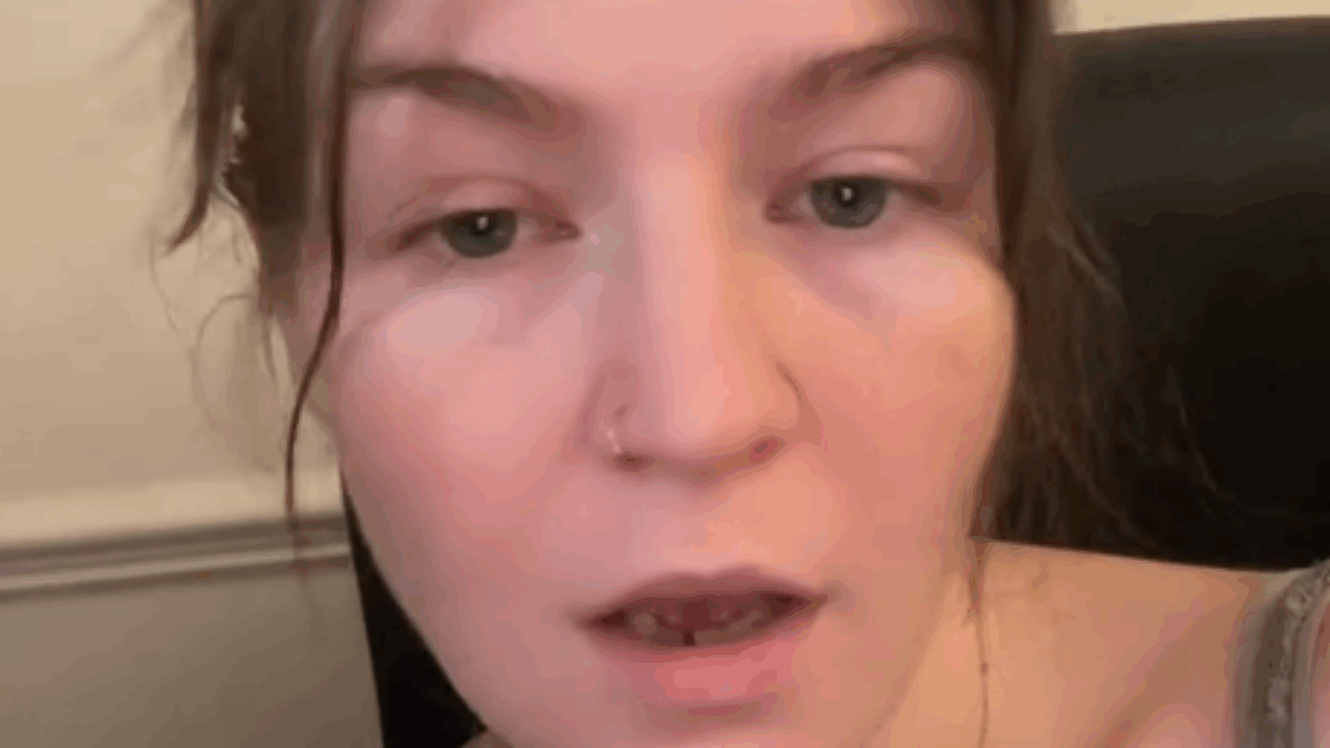 “Facevo shopping compulsivo e mi sono trovata sommersa da una valanga di debiti. Ho deciso di vendere tutto su Vinted, eBay e Facebook e ho guadagnato 22 mila euro in 5 mesi”: la storia di Ellie Titmus