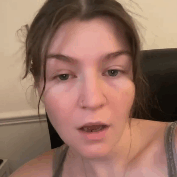 “Facevo shopping compulsivo e mi sono trovata sommersa da una valanga di debiti. Ho deciso di vendere tutto su Vinted, eBay e Facebook e ho guadagnato 22 mila euro in 5 mesi”: la storia di Ellie Titmus