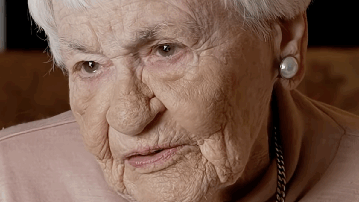 “Sono arrivata a 102 anni, mangiando uovo in camicia al mattino e bevendo brandy alle 17. Ora vado in casa di riposo. È il momento”: Elaine Keesing trasloca dopo 70 anni