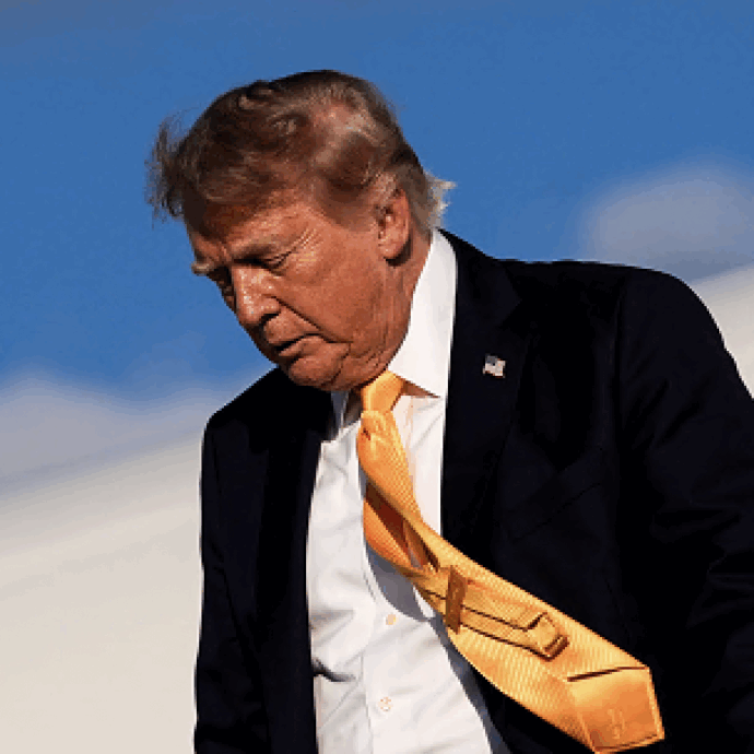 Donald Trump irriconoscibile: è sparita la chioma dorata e il web si chiede con ironia “ma è davvero lui?””
