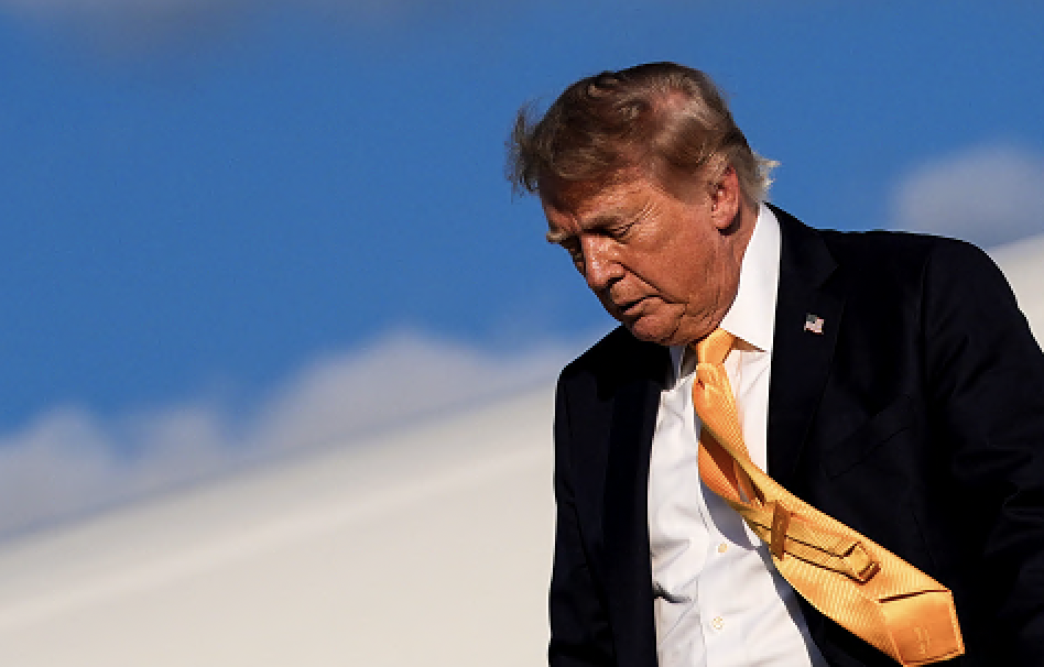 Donald Trump irriconoscibile: è sparita la chioma dorata e il web si chiede con ironia “ma è davvero lui?””