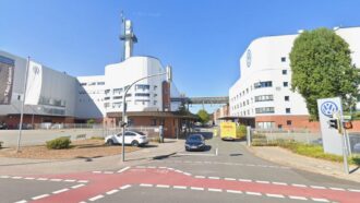 Copertina di Volkswagen vende una fabbrica a un fondo israeliano (con il Land come socio): sarà riconvertita alla difesa