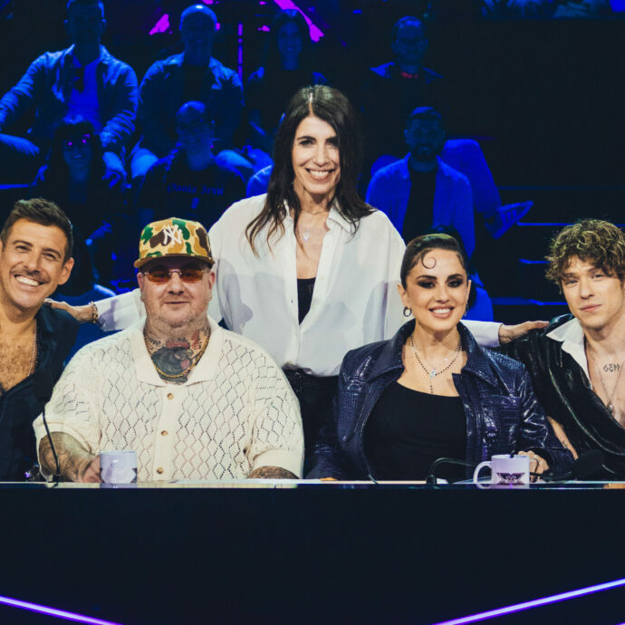 “C’è una smania nella musica di oggi a non essere artisti, ma diventare famosi. Questo ti può portare a fare anche musica di me**a”: Jake La Furia trascina X Factor 2026. Le novità della ventesima edizione
