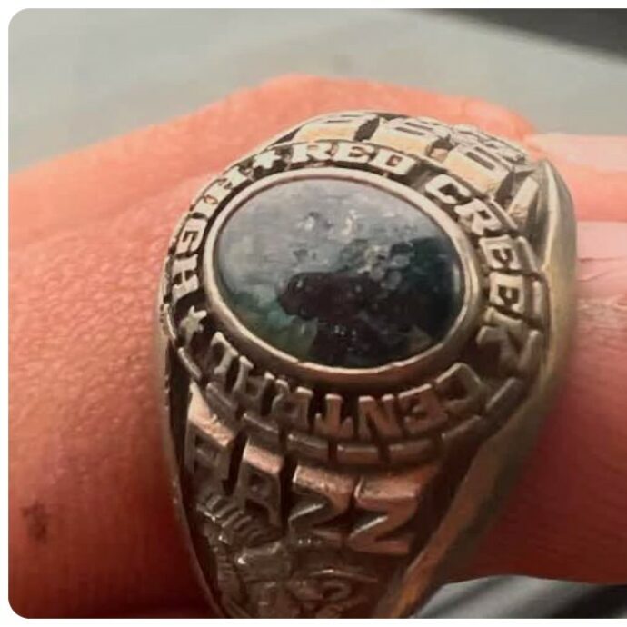 Dopo 28 anni ritrova l’anello che aveva perso durante una gita al lago con gli amici: l’incredibile scoperta e l’impresa per identificare la proprietaria
