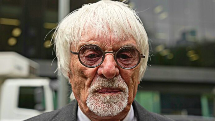 Bernie Ecclestone arrestato a 95 anni: l’ex padrone della Formula 1 fermato in aeroporto con un fucile
