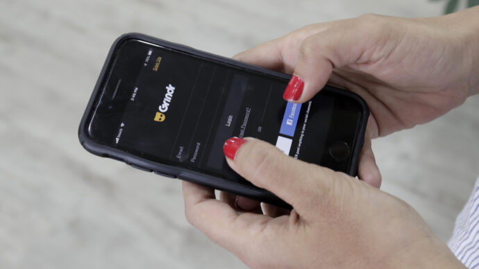 Grindr pagherà 26 milioni di sterline, dopo l’accusa di aver condiviso dati degli utenti sui test Hiv ad aziende pubblicitarie