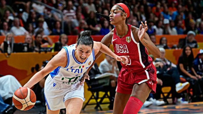 Mondiali di basket femminili, l’Italia fa tremare gli Usa e perde tra le polemiche. Petrucci: “Arbitri così bravi che meritano la finale”