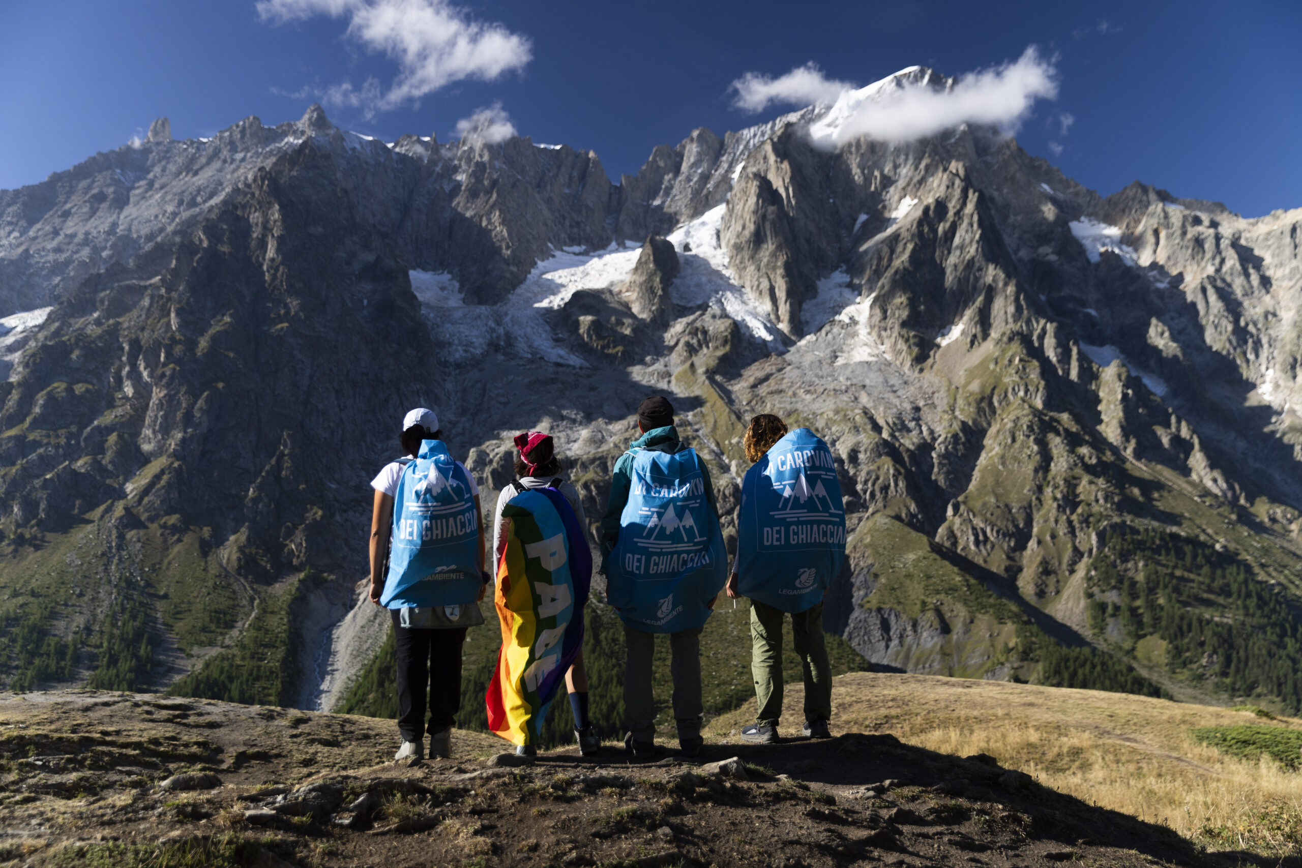 Copertina di Estate horribilis per le Alpi e i suoi ghiacciai: arretramenti e crolli. Il bilancio finale della Carovana di Legambiente