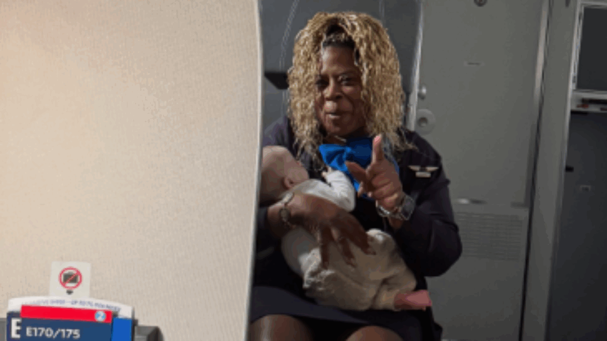 La mamma si addormenta in volo con il neonato in grembo, il piccolo sta per scivolare: l’assistente di volo interviene e la foto del gesto conquista i social