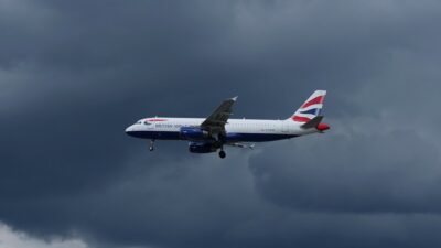 Copertina di Caos voli nel Regno Unito, un guasto blocca le partenze dagli aeroporti di Londra e Manchester: ritardi e cancellazioni