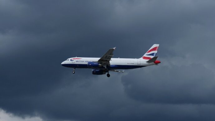 Caos voli nel Regno Unito, un guasto blocca le partenze dagli aeroporti di Londra e Manchester: ritardi e cancellazioni
