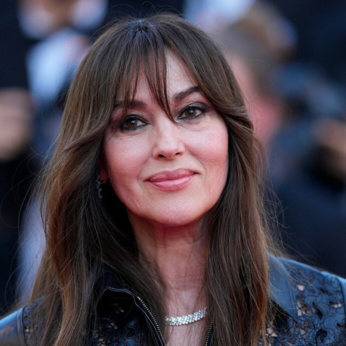 “Sono stata la tipica mamma italiana, chiedo ‘Hai mangiato? Hai dormito? Hai freddo?’.  Le guardo crescere e vivere le loro vite”: Monica Bellucci parla del rapporto con le figlie Deva e Léonie