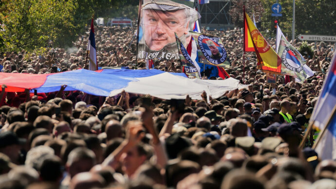 La Bosnia ritira il personale dell’ambasciata a Belgrado dopo i funerali di Mladić. Ue: “Scioccanti le immagini delle esequie”