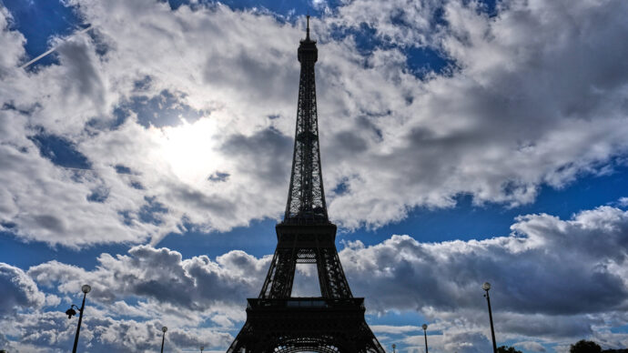 Lavoratrici della Tour Eiffel “nascoste” per la visita di un gruppo indù: sciopero e polemiche a Parigi