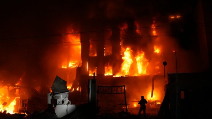Guerra Russia-Ucraina, dopo la tregua di tre giorni raid su Kiev, Odessa e Sumy: almeno 2 morti e 7 feriti