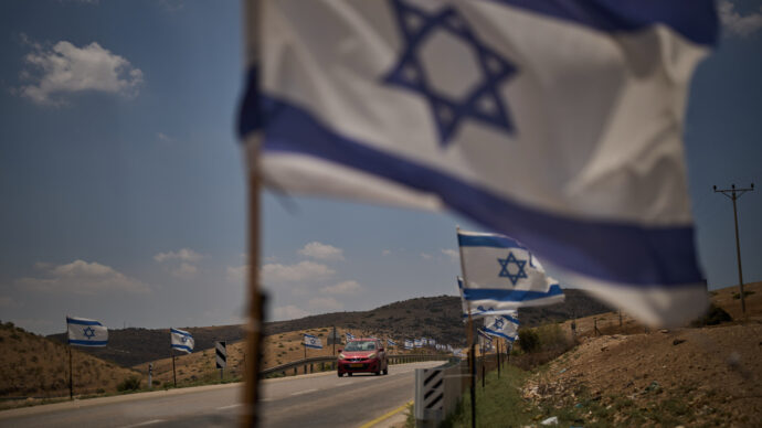 Gran Bretagna, Francia e Canada annunciano lo stop al commercio con le colonie israeliane in Cisgiordania. Il comunicato congiunto con altri 9 paesi