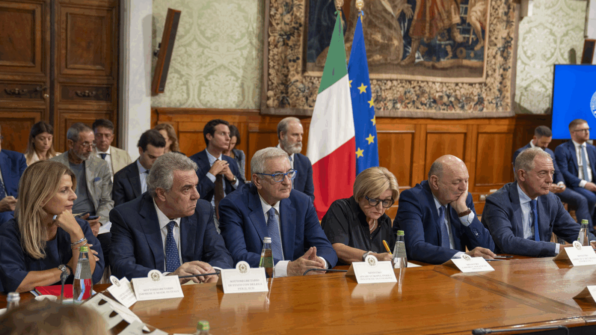 ilva la metamorfosi di sbarra il sottosegretario ex leader della cisl al tavolo con i sindacati da Ilfattoquotidiano.it ilva la metamorfosi di sbarra il sottosegretario ex leader della cisl al tavolo con i sindacati