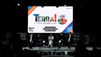 Copertina di Schlein, Conte, Fratoianni e Bonelli sul palco insieme. Il pubblico: “Sbrigatevi”. E quando la giornalista evoca Renzi: “Bastano loro”