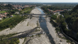 Copertina di Siccità, il fiume Sesia irriconoscibile: le immagini video girate da un drone