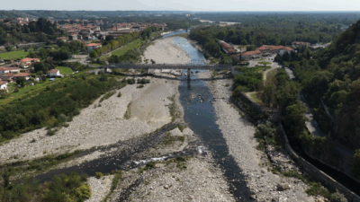 Copertina di Siccità, il fiume Sesia irriconoscibile: le immagini video girate da un drone