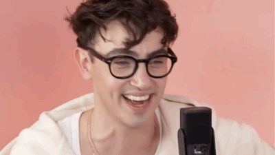 Copertina di “Una mia fan ha chiesto a mia madre di poter avere un po’ del mio sperma per poter generare mio figlio. Gliel’ho dato perché mi sembrava scortese”: così Michele Bravi