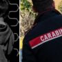 Copertina di Bimbo di 6 anni abbraccia il padre per fermare il padre violento con la madre: 32enne arrestato