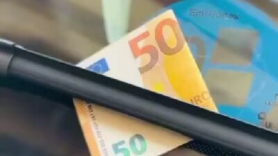 Copertina di “Attenzione, se vedete 50€ sul parabrezza della vostra auto non prendeteli”: cos’è e come funziona la nuova “truffa della banconota”, l’allarme della polizia