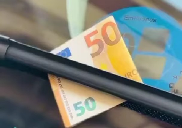 attenzione se vedete 508364 sul parabrezza della vostra auto non prendeteli cos8217232 e come funziona la nuova truffa della banconota l8217allarme della polizia da Ilfattoquotidiano.it attenzione se vedete 508364 sul parabrezza della vostra auto non prendeteli cos8217232 e come funziona la nuova truffa della banconota l8217allarme della polizia
