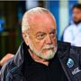 Copertina di “L’ho definita ‘inguardabile’? Non sono sessista”: De Laurentiis prova a mettere una toppa sul caso Schlein. Il Napoli Club Parlamento: “Non ci rappresenta”