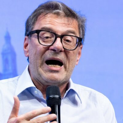 Copertina di Manovra, Giorgetti: “Flat tax per gli stipendi dei giovani, ma sulla pensione a 64 anni attenzione alla sostenibilità”