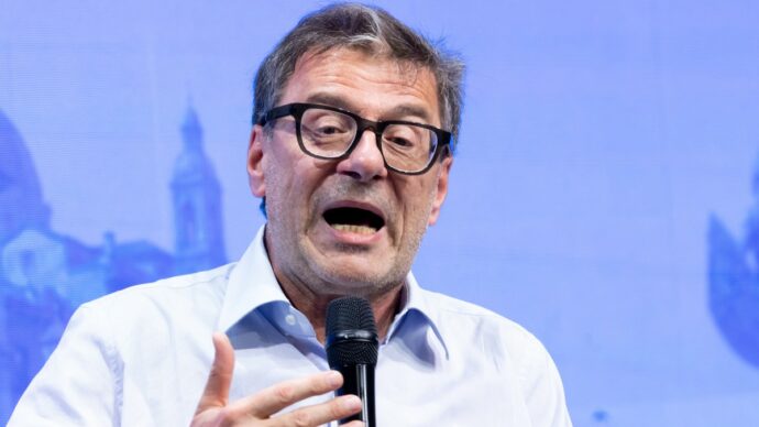 Manovra, Giorgetti: “Alzare stipendi ai giovani e il limite della flat tax, ma sulla pensione a 64 anni attenzione alla sostenibilità”
