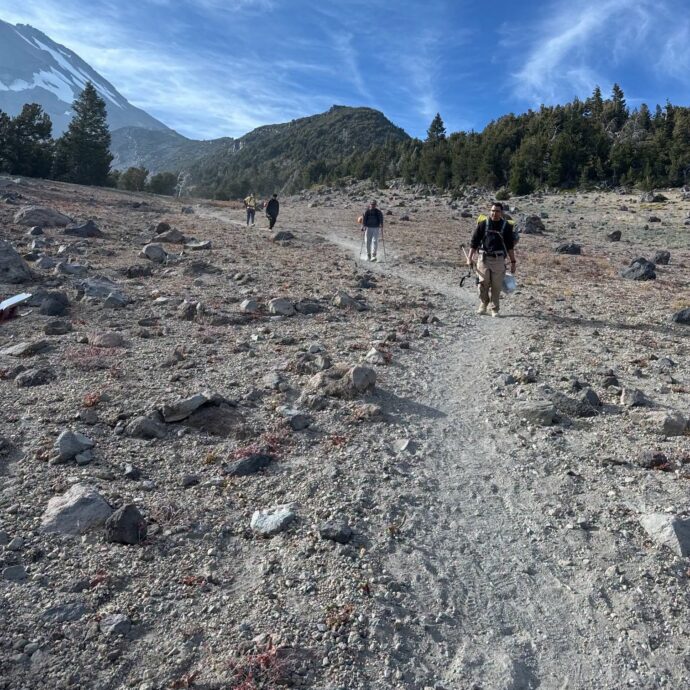 “Abbiamo seguito i consigli di Gemini”: tre ragazzi si perdono sul Monte Shasta, uno si ferisce. Soccorsi dopo una notte al buio