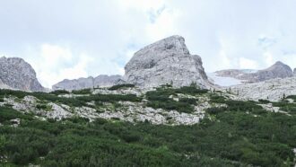Copertina di “La Marmolada potrebbe avere solo dieci anni di vita”: il ghiacciaio perde 9 ettari in un anno. I dati