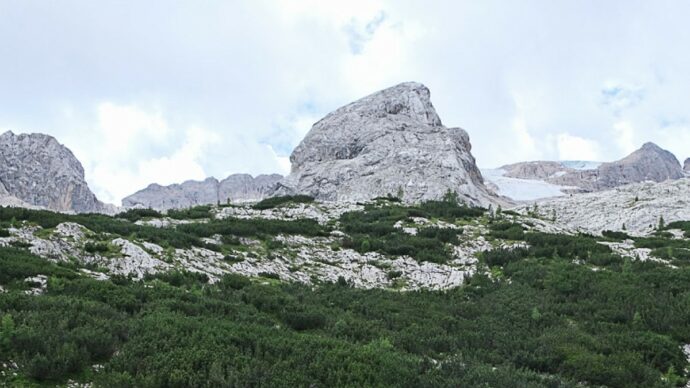 Copertina di “La Marmolada potrebbe avere solo dieci anni di vita”: il ghiacciaio perde 9 ettari in un anno. I dati