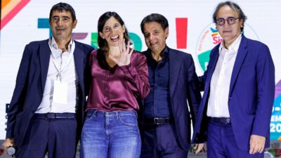 Copertina di Conte e Schlein di nuovo insieme, Primarie, la folla urla: “Sbrigatevi”
