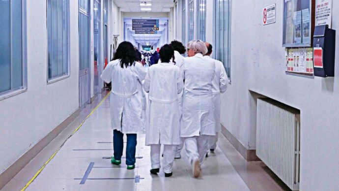 Devasta pronto soccorso e lancia lavandino contro il personale a Schiavonia (Padova). È la quinta aggressione in un ospedale negli ultimi 4 giorni