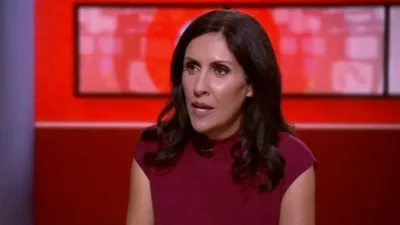 Copertina di “Il mio medico mi ha detto che ho un tumore del sangue incurabile. Ho cominciato a perdere i capelli e ad avere prurito, ma il sintomo principale era la stanchezza”: l’annuncio della giornalista della BBC Maryam Moshiri