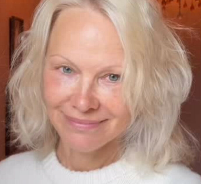 “Il medico mi disse che mi restavano 10 anni di vita, l’epatite C era una condanna a morte. Ho usato tutti i miei risparmi per curarmi”: la confessione di Pamela Anderson