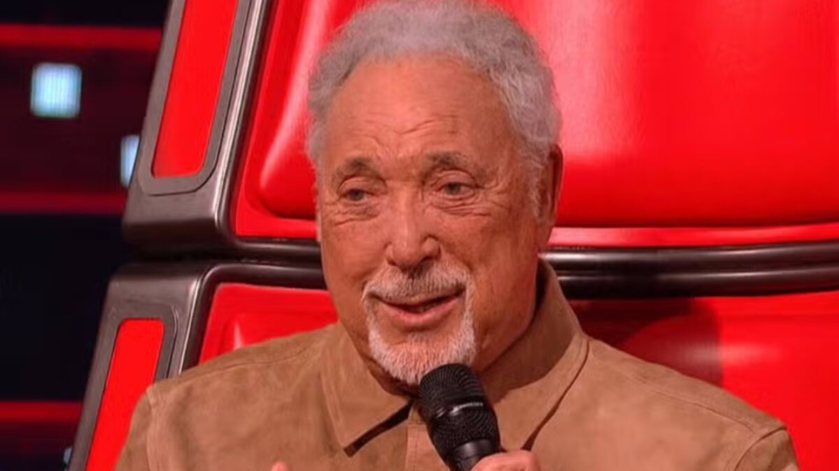 “Sono stato licenziato a 86 anni, ma non volevo lasciare The Voice. Mi hanno detto che l’hanno fatto per ‘difficoltà finanziarie'”: Tom Jones furioso attacca la produzione
