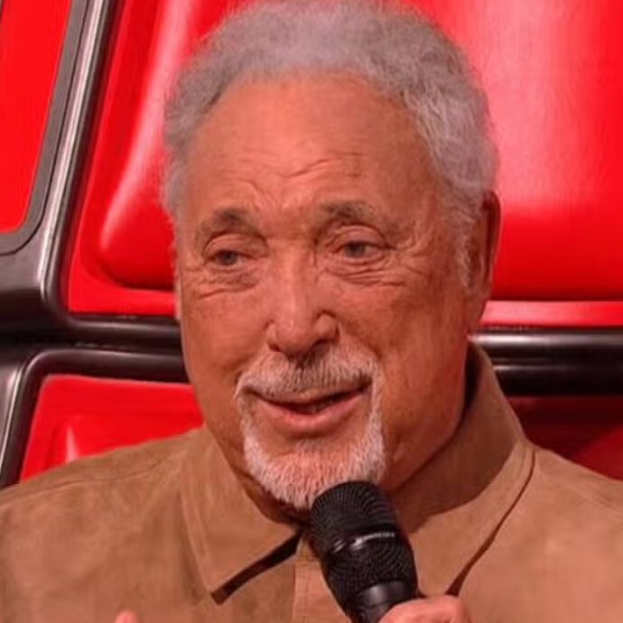 “Sono stato licenziato a 86 anni, ma non volevo lasciare The Voice. Mi hanno detto che l’hanno fatto per ‘difficoltà finanziarie'”: Tom Jones furioso attacca la produzione