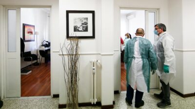 Copertina di Il figlio compie 14 anni, il medico di famiglia dei genitori non può prenderlo in carico perché è in formazione: “Il limite di assistiti è inderogabile”