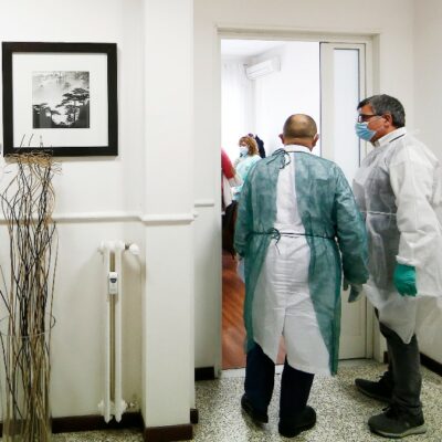 Copertina di Il figlio compie 14 anni, il medico di famiglia dei genitori non può prenderlo in carico perché è in formazione: “Il limite di assistiti è inderogabile”