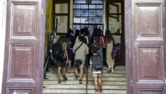 Copertina di Caldo e rischio idraulico, le scuole italiane impreparate ad affrontare la crisi climatica. Il report di Cittadinanzattiva: “Urgente una pianificazione strategica”